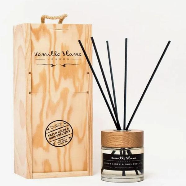 Essential oil diffuser with reeds