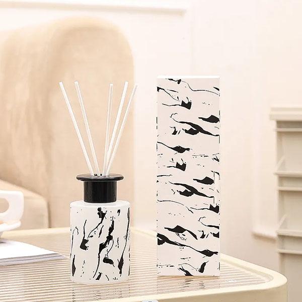 Fragrance diffuser with sticks